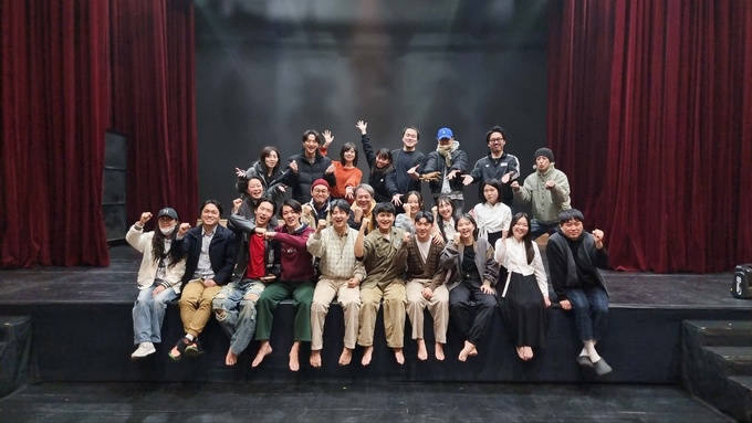 ▲ 정화예대 연기전공 학생들이 졸업공연 ‘이카이노바이크’ 상연 후 2025 MIXJAM-0 한일연극제 요시미츠 후루가와 PD, 김철의 작가, 극단 불의전차 유희제 대표 및 변영진 연출, 정명군 배우, 장태민 배우, 일본 팀 쿨쿠리, 극단 게키게키 배우들과 기념촬영을 하고 있다.